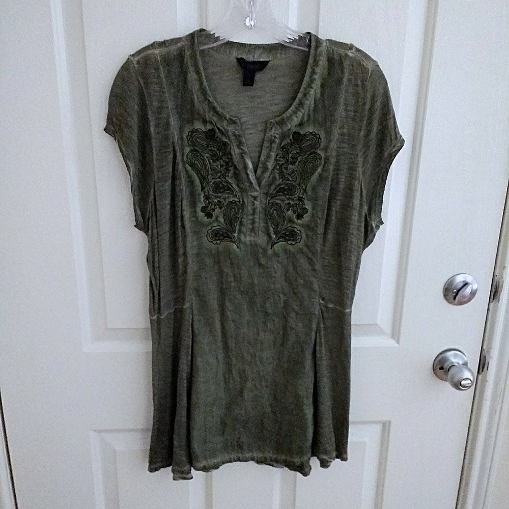 Embroidered split-neck tee with cap sleeves Size L